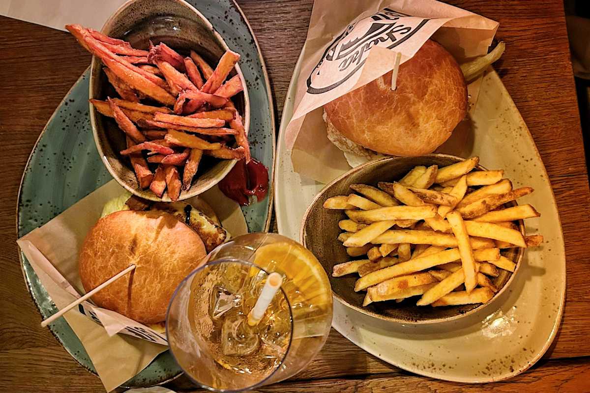 Burger mit zweierlei Pommes im Shaka Burgerhouse