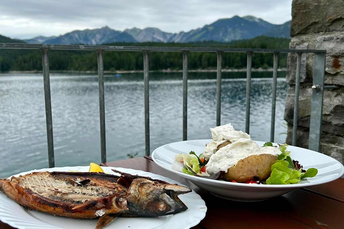 Steckerlfisch und Ofenkartoffel im Biergarten am Eibsee.