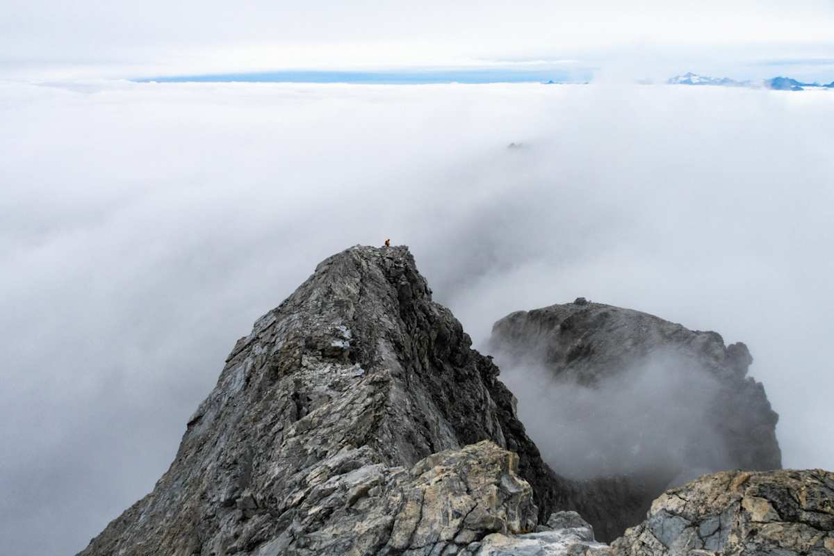 Der untere Teil des Grates steckt komplett in den Wolken