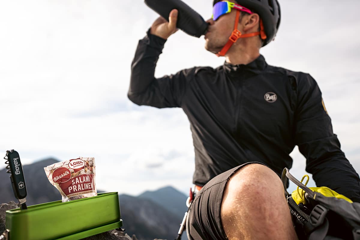 Die Salamisnacks von Loidl gibt es jetzt im praktischen Standbeutel, die sich laut Alex Payer besonders optimal auf längeren Touren eignen.