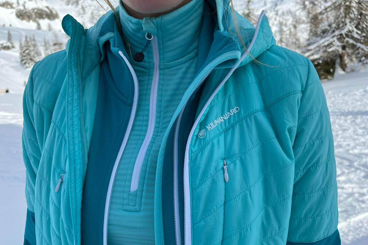 Das Langarmshirt Kilimanjaro Raffo passt perfekt unter die Wanderjacken.