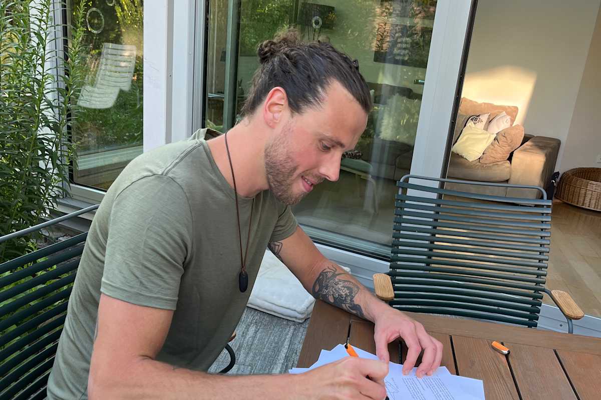 Florian Schmetzer unterschreibt den Pachtvertrag.