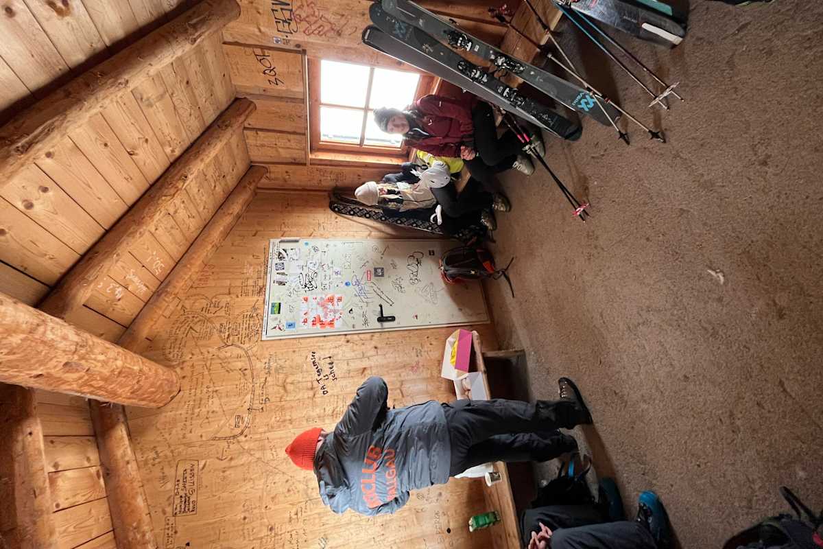 Brotzeit in der Schutzhütte am Kranzberg nach dem Skitourenaufstieg 