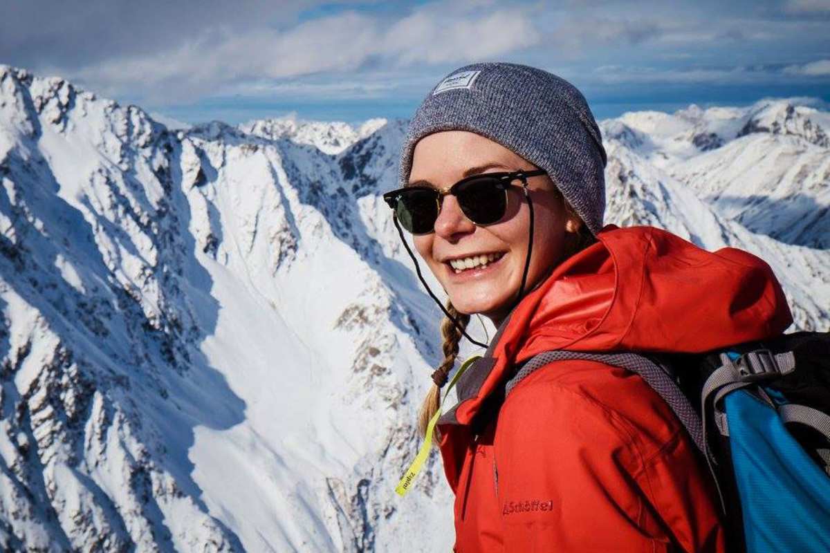 Bergwelten-Redakteurin Ina am Gipfel der Lampsenspitze in Tirol