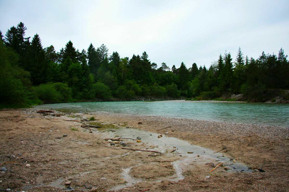 Isar-Ufer in Bayern