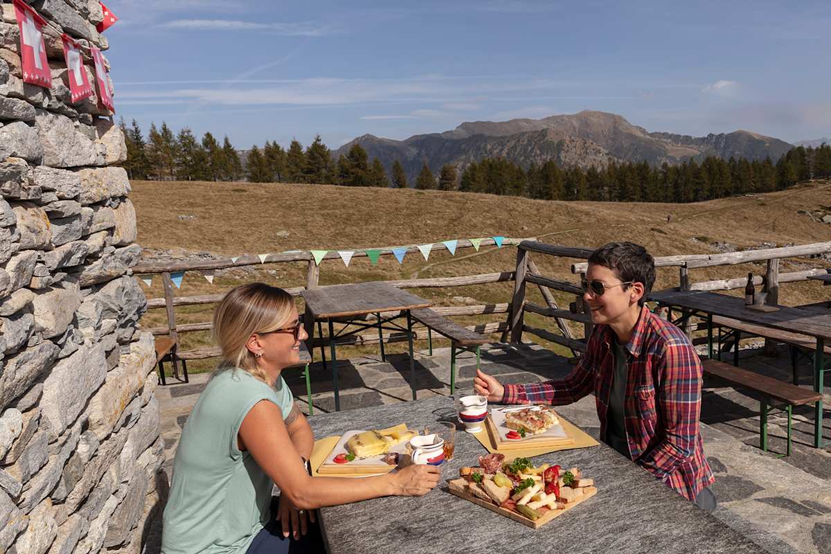 Bei regionaler Brettljause und herrlichem Panorama die Schweizer Alpen genießen: So lautet das Motto auf der Salei-Hütte.