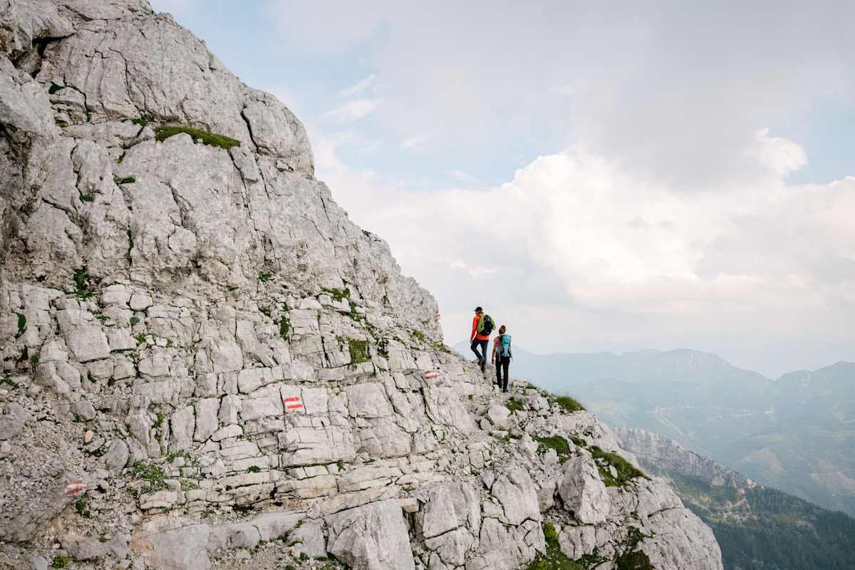 zwei Wanderer in felsigem Gelände auf dem Weg zum Hochtor-Gipfel; Josefinensteig