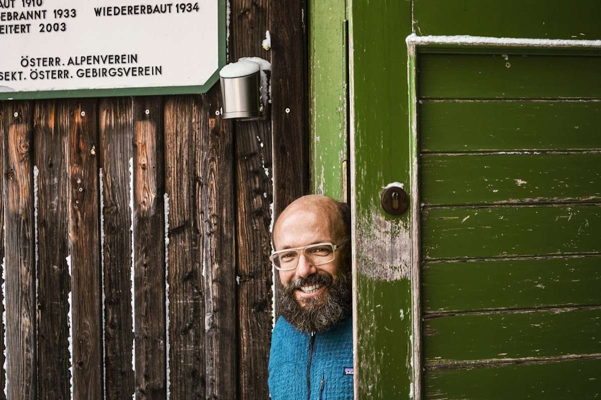 Der Hüttenwirt vor sein Berghütte.