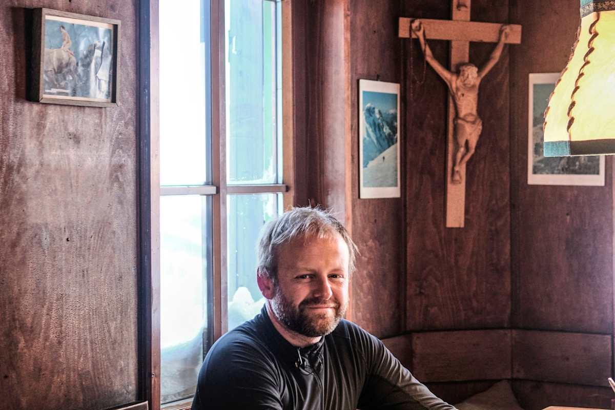 Ein Gast der Hütte im Speisesaal.