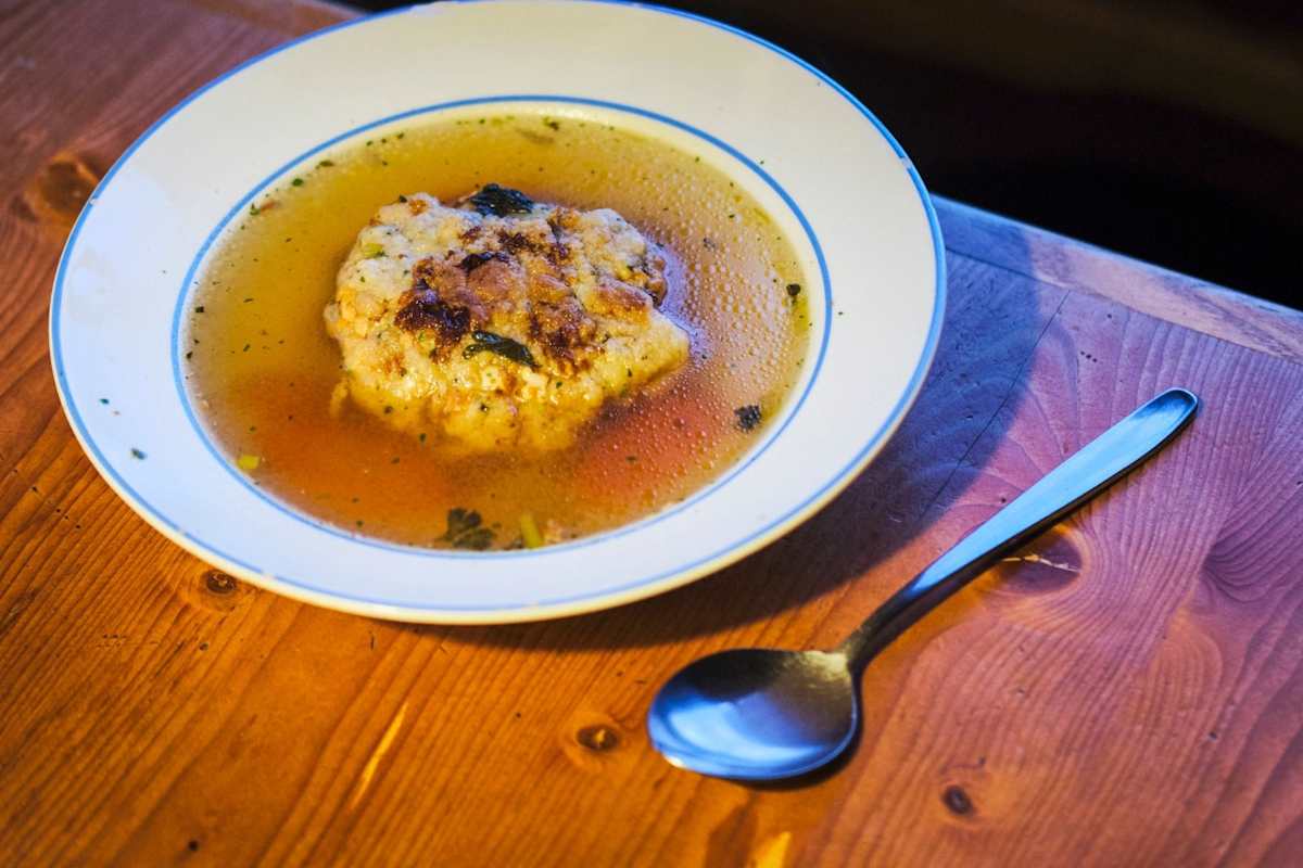 Die lecker Kaspressknödelsupper der Hütte.