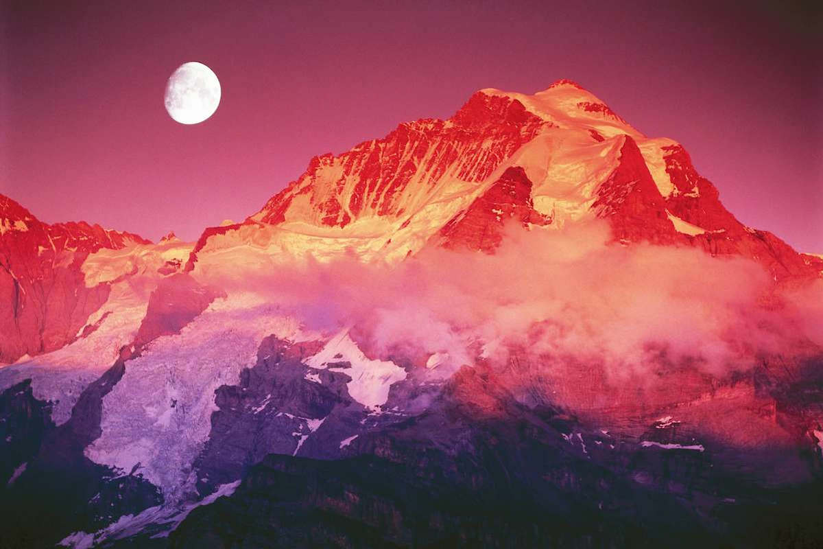 Die Jungfrau (4.158 m) an der Grenze zum Wallis im Abendrot