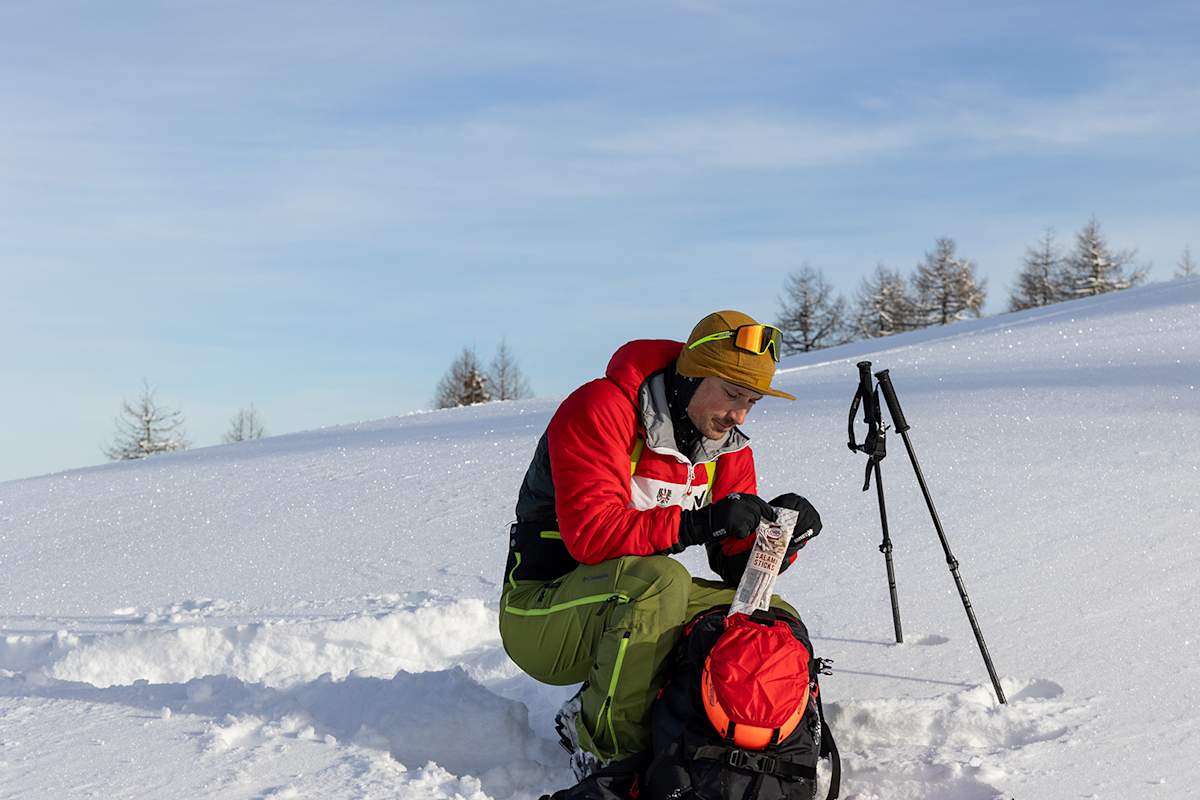 Für unterwegs hat Alex Payer immer die praktischen Salamisnacks von Loidl eingepackt.