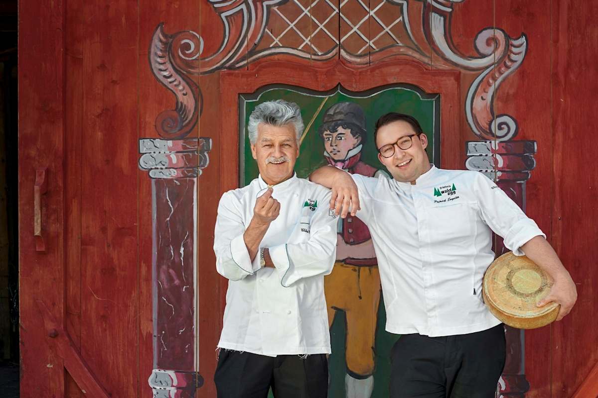 Zwei Köche vor ihrem Restaurant.