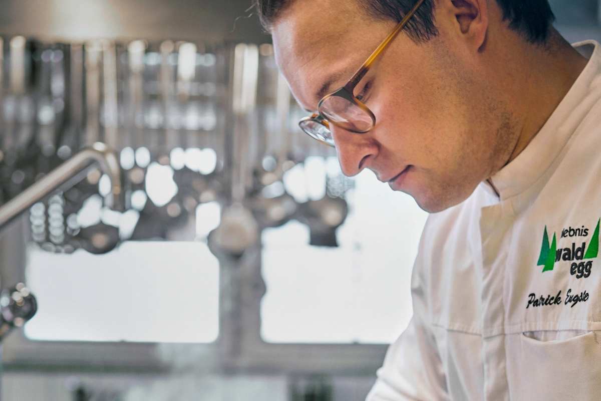 Ein Koch beim Zubereiten des Gerichts.