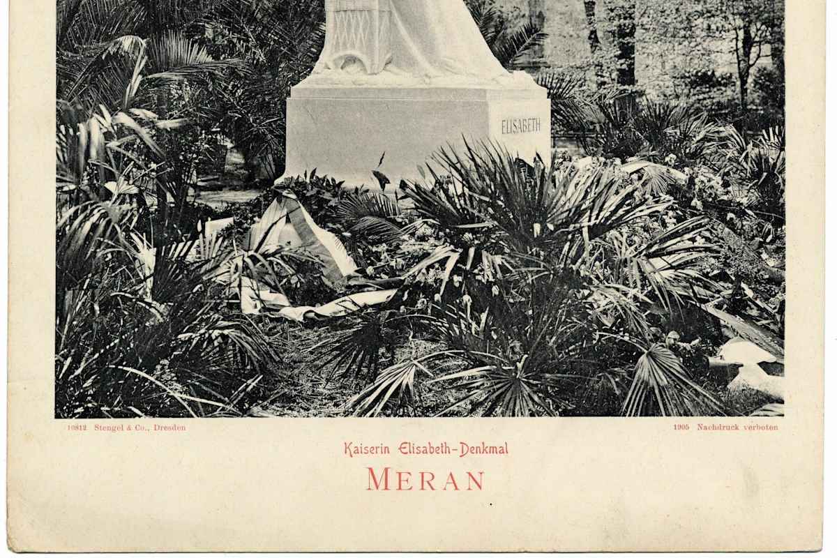 Historische Fotografie: Kaiserin Elisabeth-Denkmal in Meran