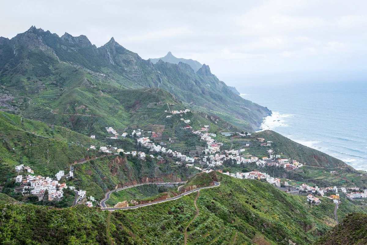 Ausblick auf die tropischen Wälder der Insel und charmante Dörfer an der Küste