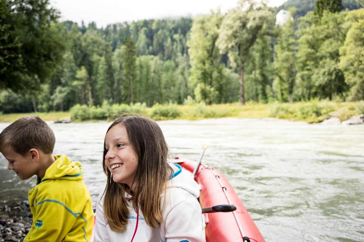 Zwei Kinder freuen sich.