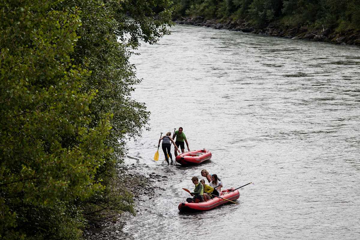 Die Kanus werden an das Ufer gezogen.