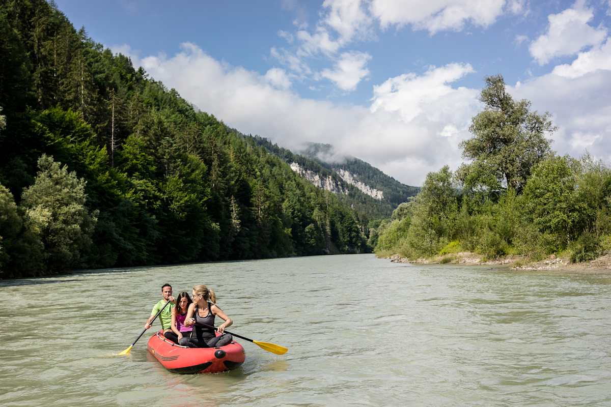Ein Kanu auf der Drau bei wunderschönem Wetter.