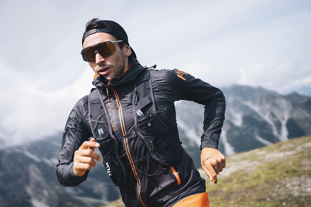 Der Mann trägt die wasserfeste und robuste Lavaredo WInd W Jacket von Karpos