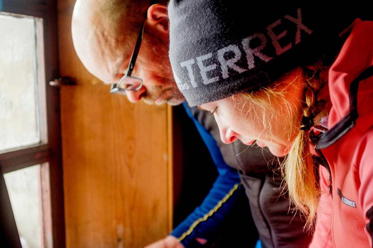 Die beiden Guides studieren die Karte