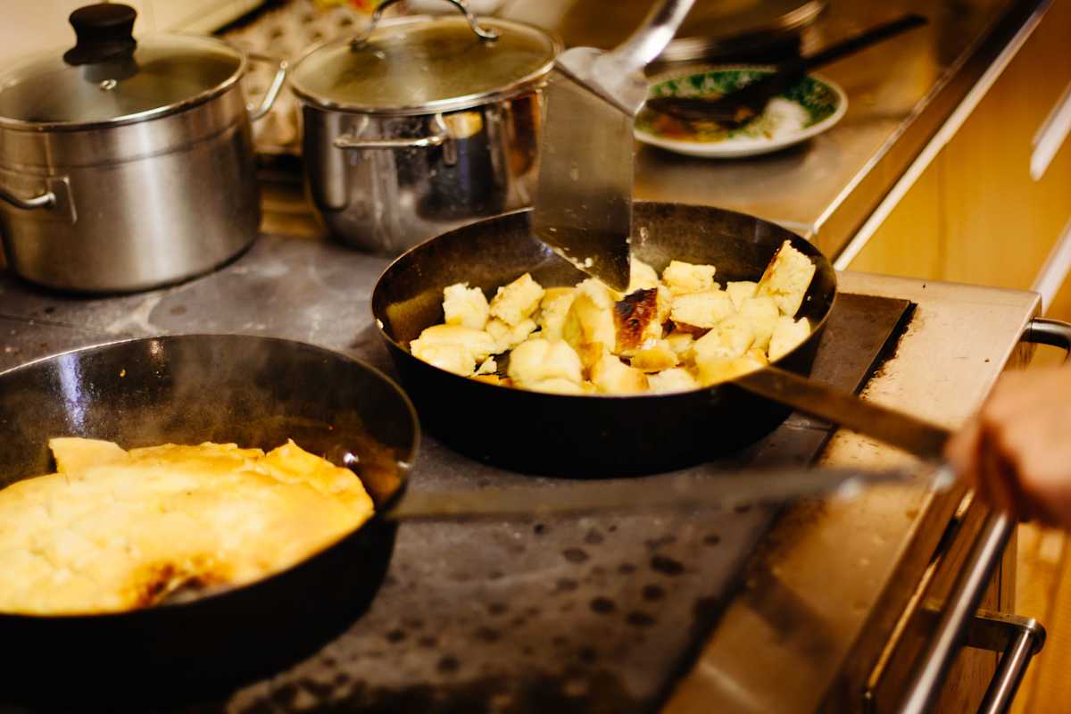 Zubereitung des Kaiserschmarrns auf der Katrin Alm in den Salzkammergut-Bergen in Oberösterreich