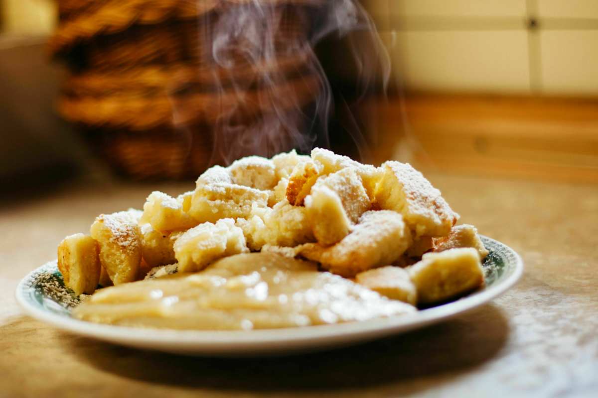 Schmarrn mit Dampf: Der Kaiserschmarrn der Katrin Alm in den Salzkammergut-Bergen in Oberösterreich