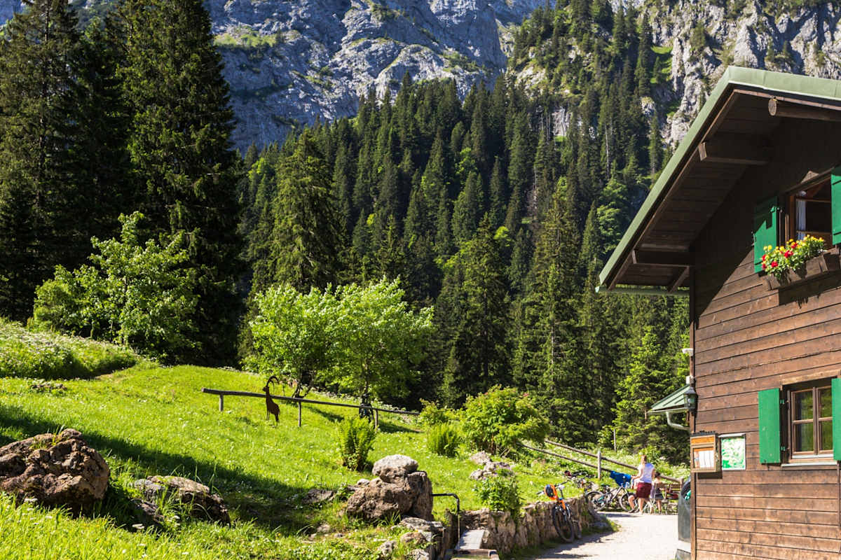 Die Kenzenhütte im gleichnamigen Naturschutzgebiet in den Ammergauer Alpen