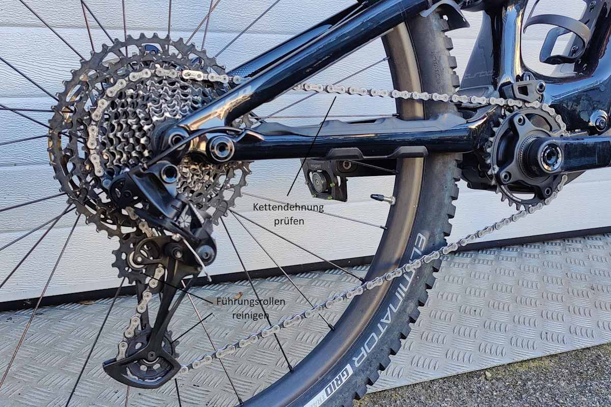 Kette mit Kassette am Hinterrad eines Mountainbikes mit Beschriftung