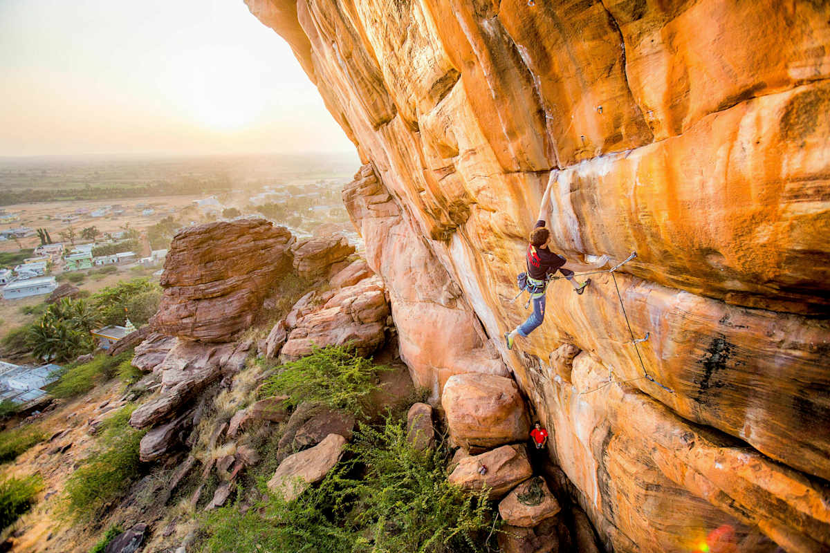 Kilian Fischhuber am Fels in Badami, Indien