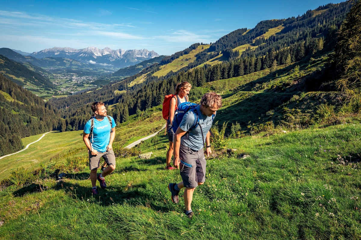 Die Gruppe beim Zustieg zum Klettersteig