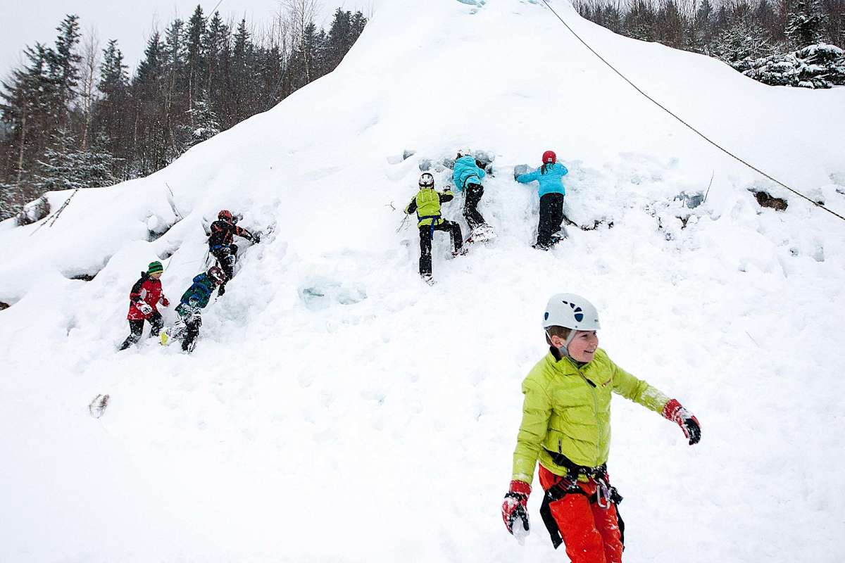 Volksschulkinder schnuppern in die Welt des Eiskletterns hinein.