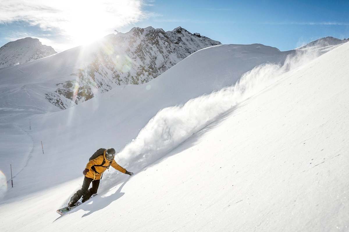 Die Snowboarderin fährt den unverspurten Hang