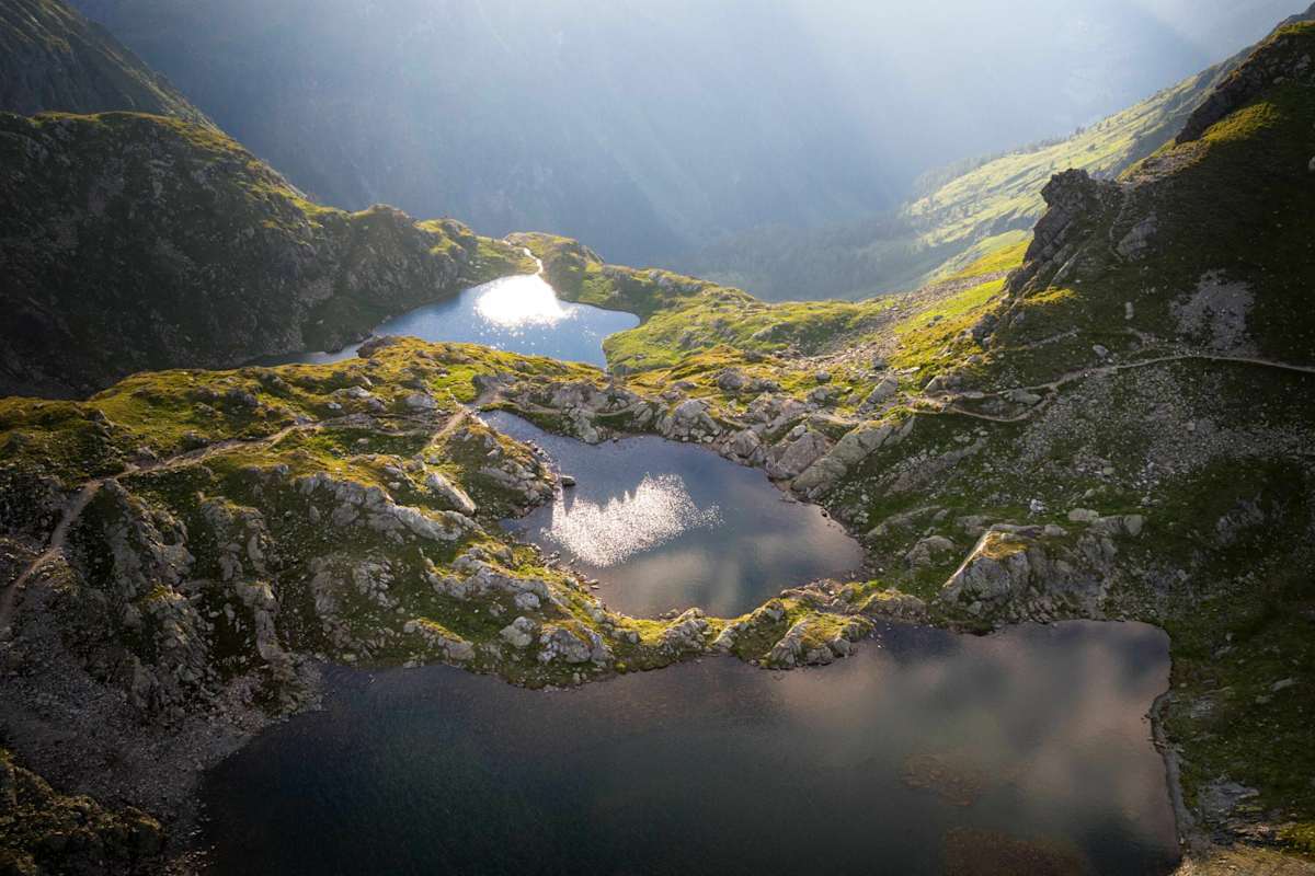 Die Klafferseen glitzern in der Sonne.