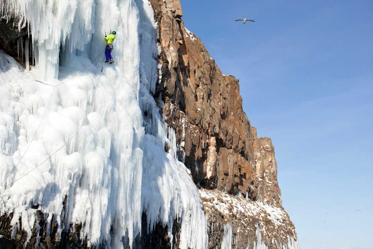 Klaus hat durch die Berge seine Liebe zur Fotografie entdeckt: hier beim Eisklettern auf Island