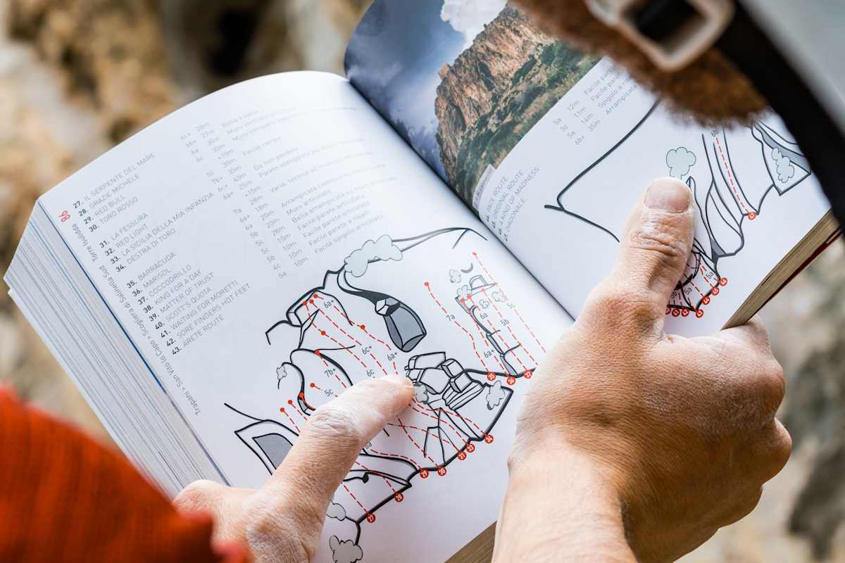 Im Klettergarten musst du deine Route mithilfe eines Kletterführers selbst finden