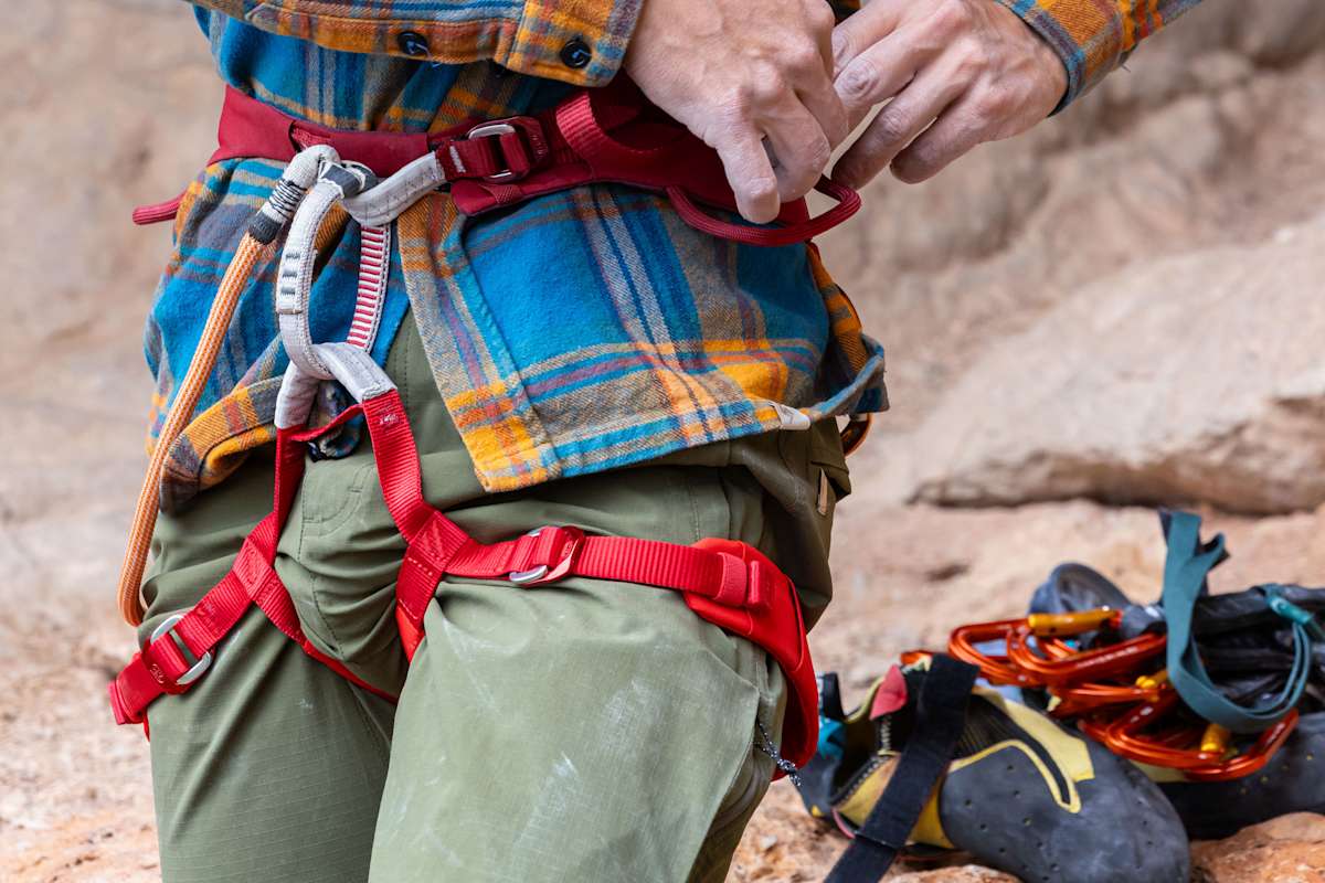 Für Einsteiger eignen sich komfortable Klettergurte mit breitem Hüftgurt und bequemen Beinschlaufen