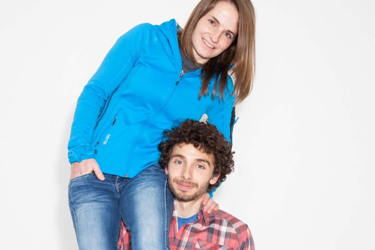 Barbara Zangerl sitzt auf der Schulter von Jacopo Larcher