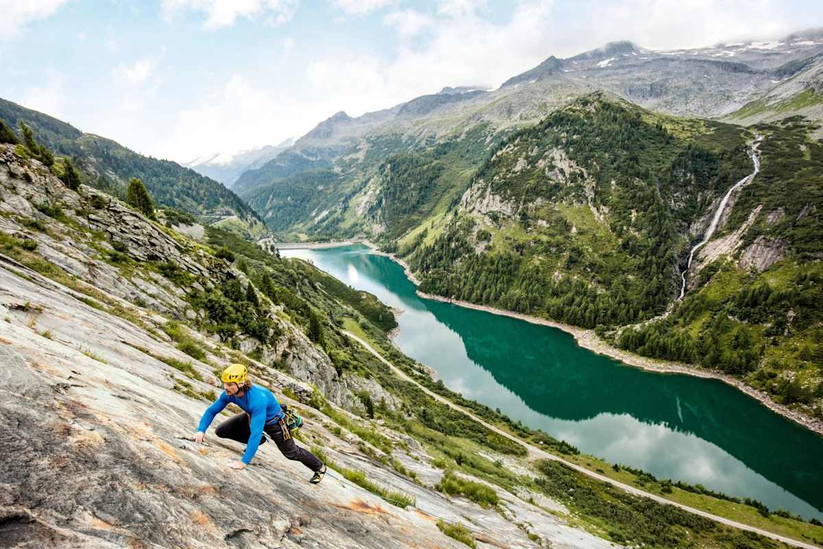 Gesichert in einer Bergwand klettern