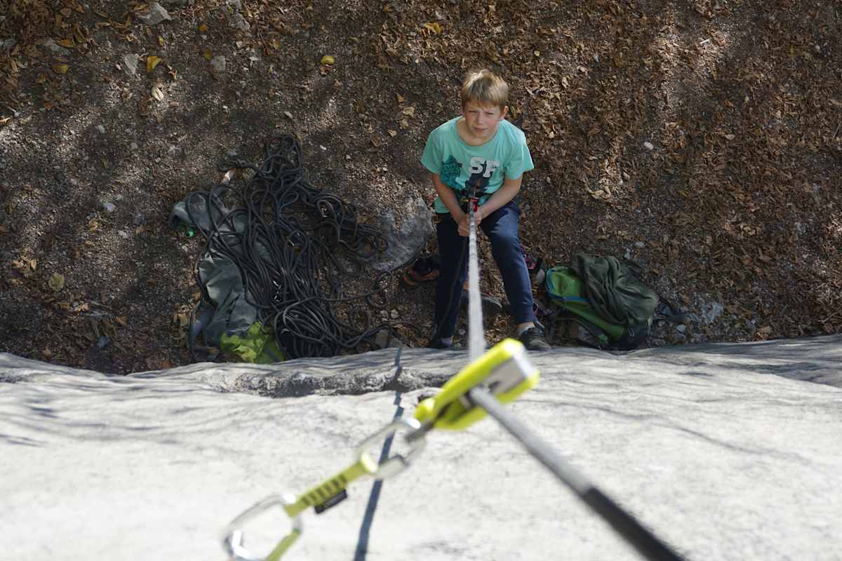 Klettern mit Kindern: Junge beim Sichern