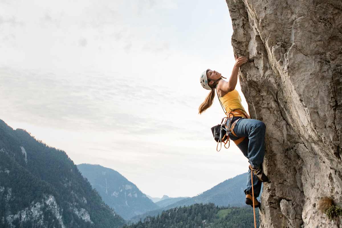 Julia vor atemberaubenden Bergpanorama.