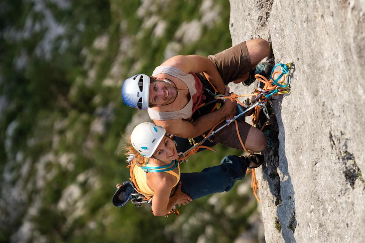 Zwei Kletterer an der steilen Wand.