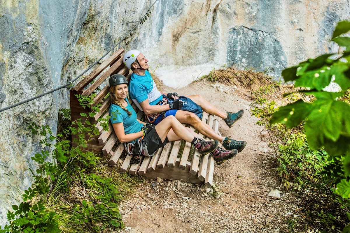 Zwei Klettere genießen die kurze Pause und den Ausblick.