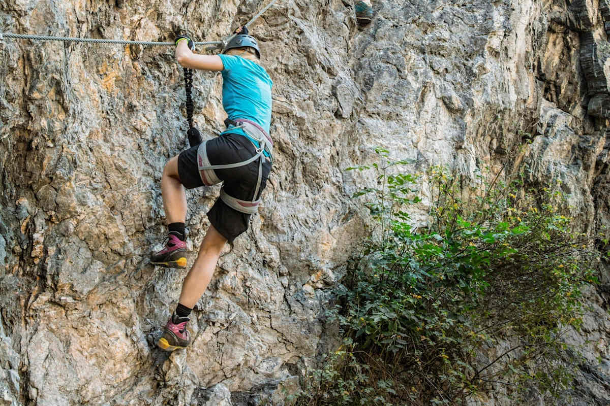 Zwei Klettere sind fast am Ende ihres Zieles.