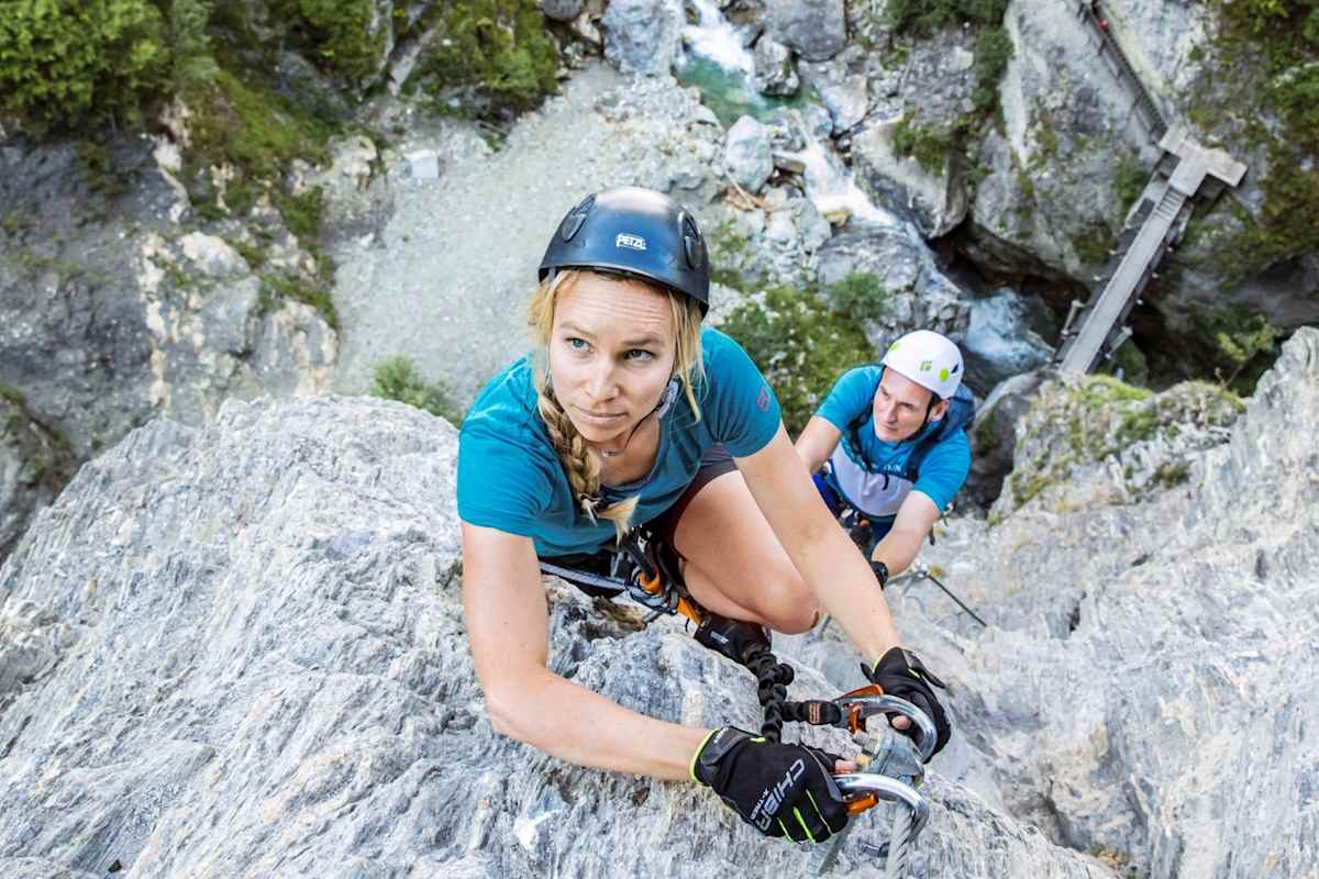 Kletterer in einer Bergwand.