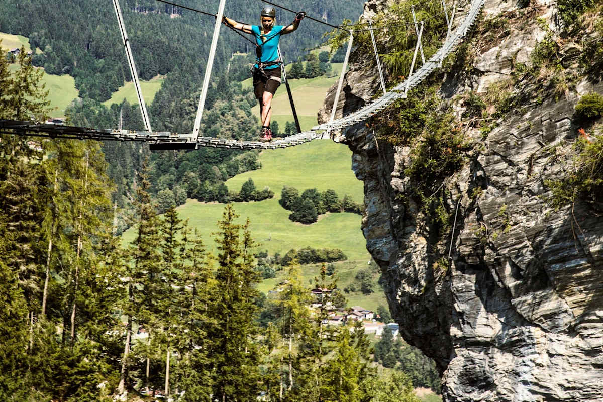 Ein Kletterer überquert die Seilbrücke.