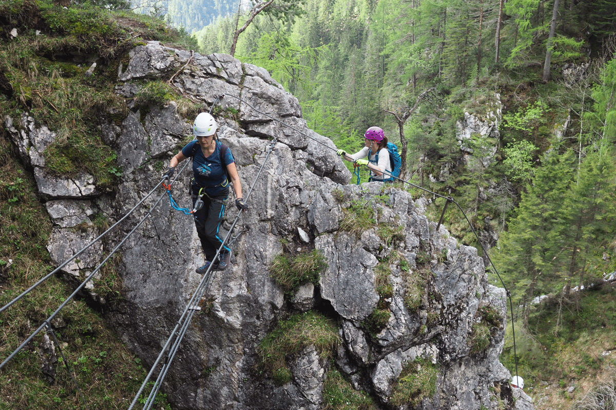 Auf der Seilbrücke am „Hias“ ist Balancegefühl gefragt.