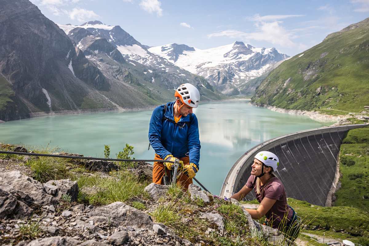 Der Klettersteig MOBO 107 führt über die Staumauer nach oben.