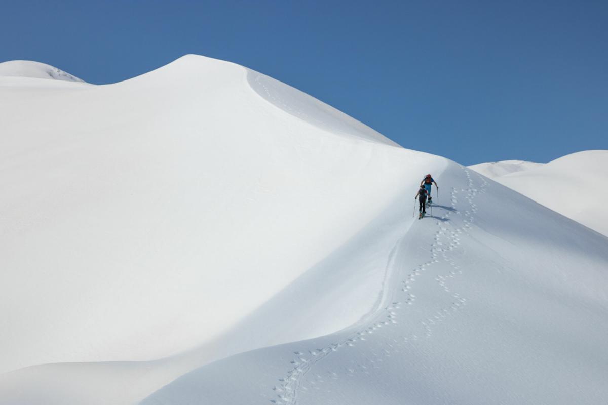 Skitourengehen in Kreta: Aufstieg über einen Rücken