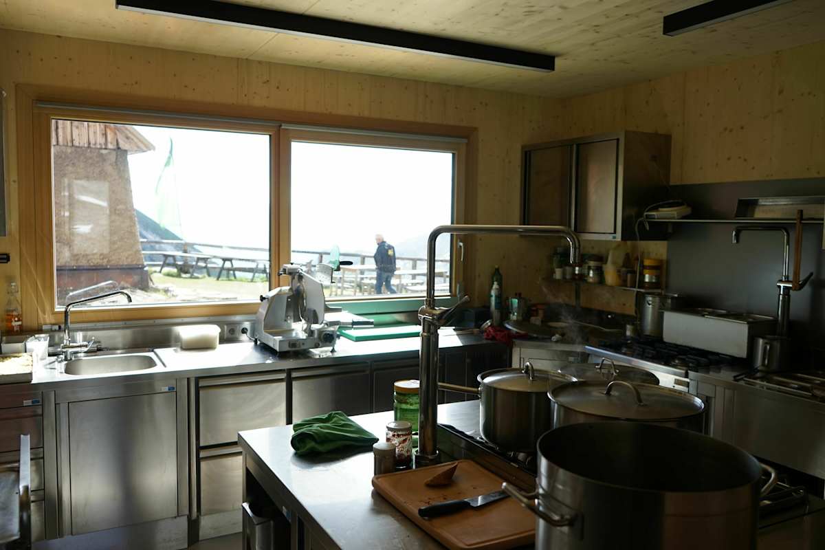 Die neue Küche auf der Salmhütte.